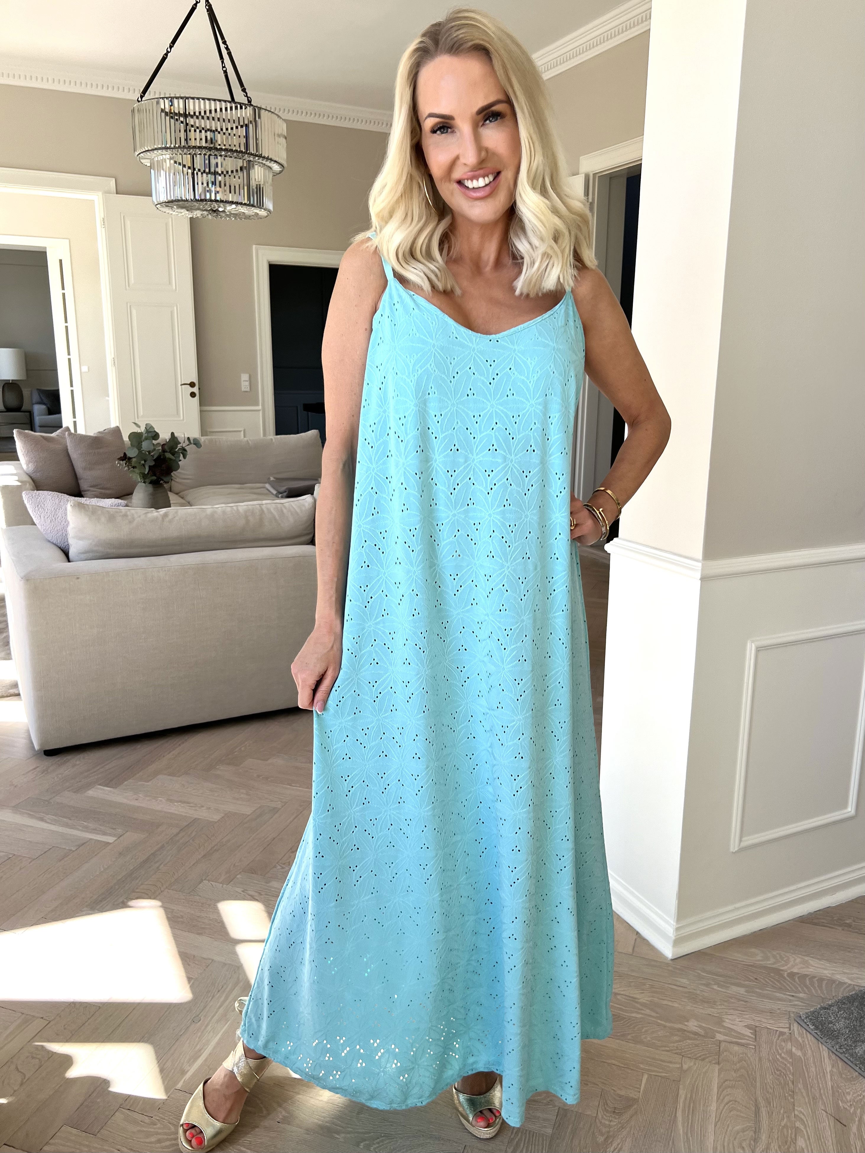 Emilie - Stropkjole i blødt stof med broderie anglaise